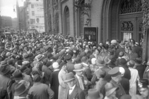 Im Kampf um Spareinlagen! Massenandrang der Sparer vor der städtischen Sparkasse in Berlin. 13. Juli 1931